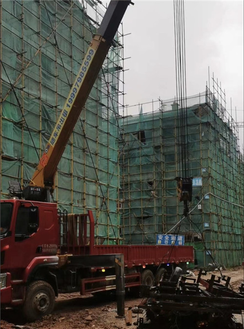 霍尔果斯市“慢工细活”—— 吊车的 “微动控制” 技术