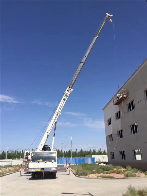 霍尔果斯市“轻装强干”—— 吊车的 “轻量化臂架” 技术