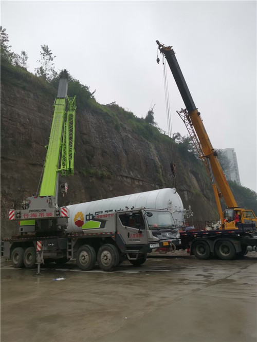 霍尔果斯市“不怕风雨冻”—— 吊车的 “恶劣环境适应” 技术